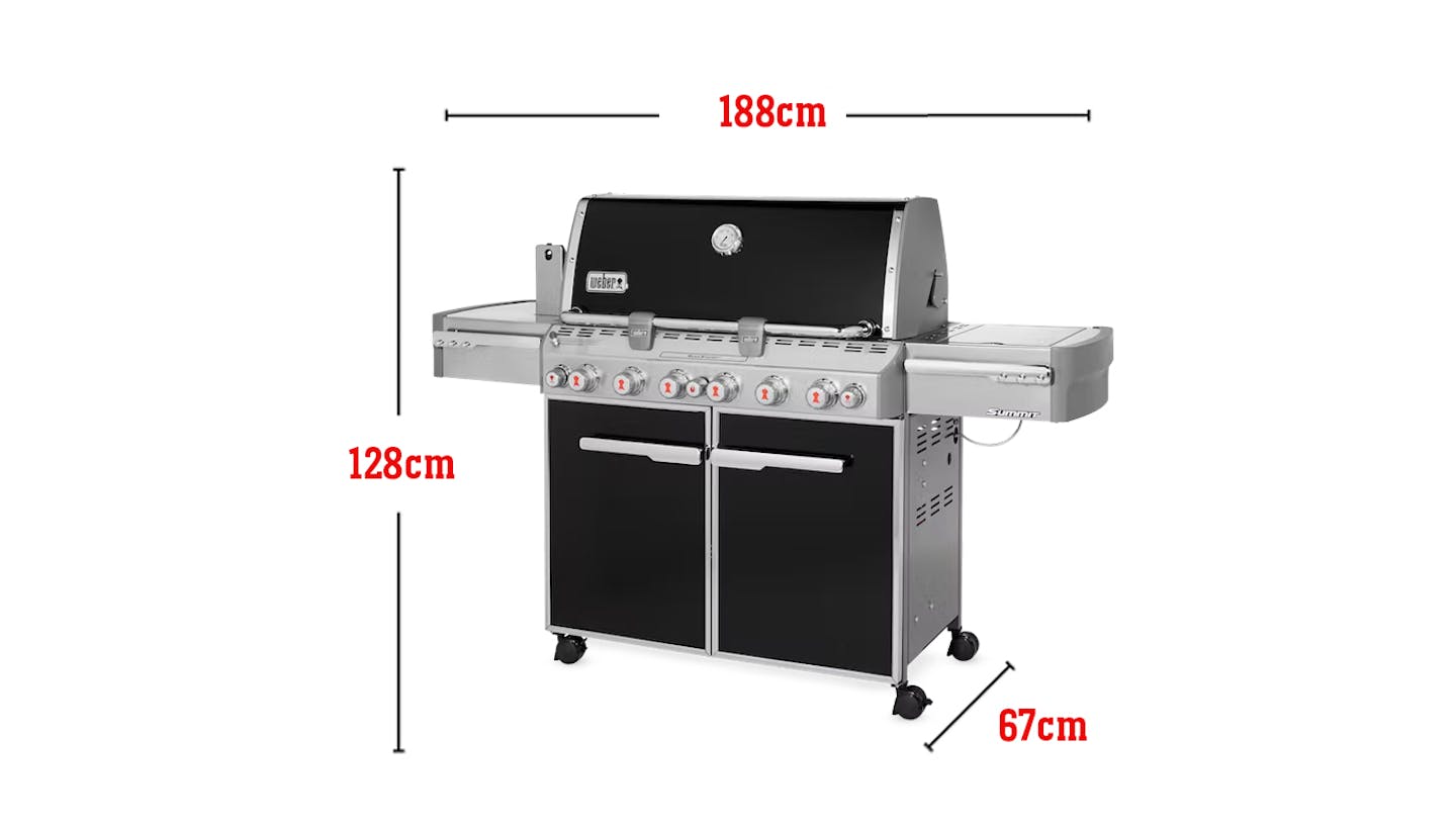 Può contenere 24 hamburger realizzati con una pressa per hamburger Weber, area di cottura totale 4961 cm quadrati, input bruciatori 60.000 Btu/ora, rosola, salta, affumica, arrostisce