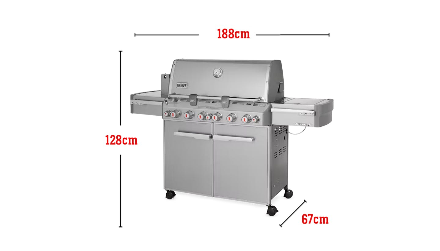 Può contenere 24 hamburger realizzati con una pressa per hamburger Weber, area di cottura totale 4961 cm quadrati, input bruciatori 60.000 Btu/ora, rosola, salta, affumica, arrostisce