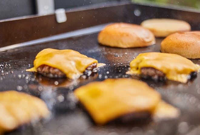 Weber Griddle, Smashed Burgers with cheese Weber Griddle, Smashed Burgers with cheese